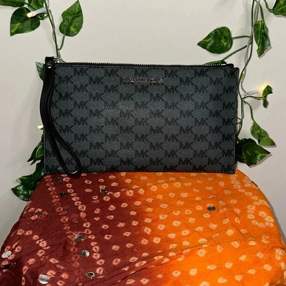 Michael Kors Wristlet - Picture 1 of 3